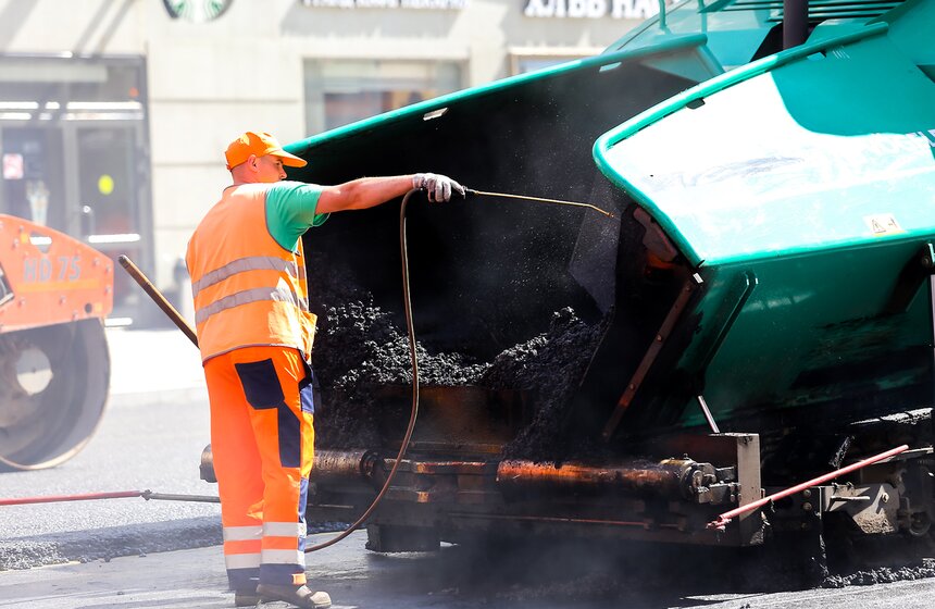 Новый асфальт начали укладывать на Тверской улице 5 фото