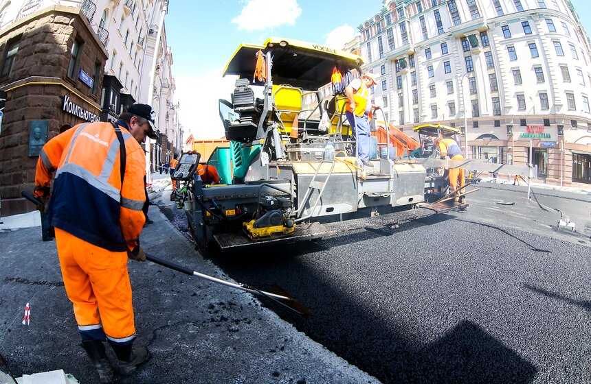 Новый асфальт начали укладывать на Тверской улице 4 фото