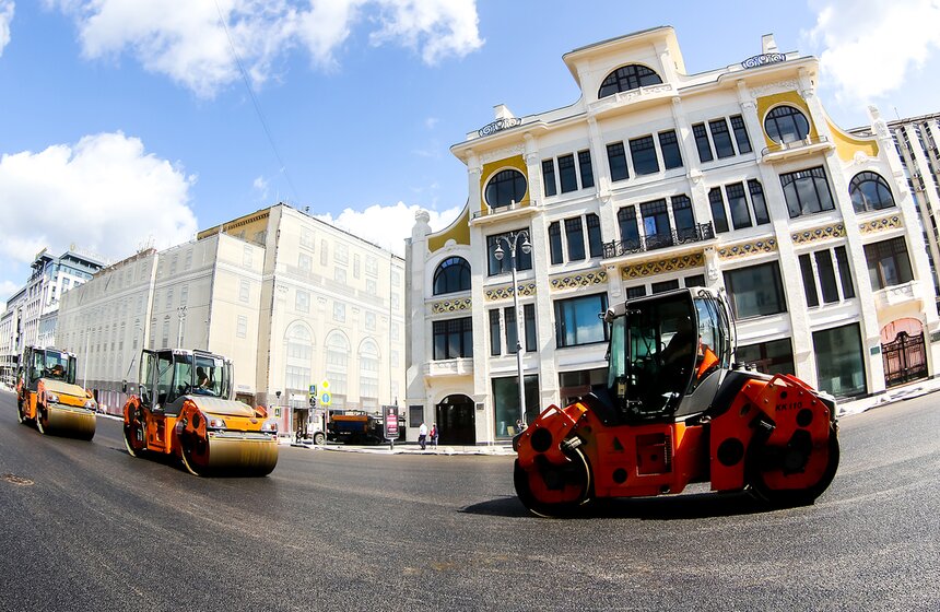 Новый асфальт начали укладывать на Тверской улице 3 фото