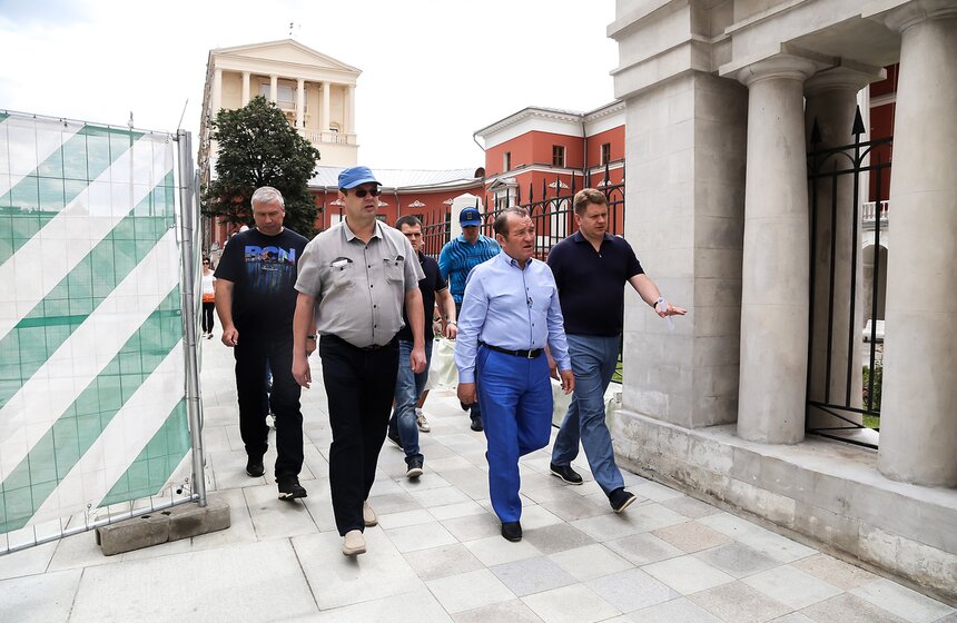 Новый асфальт начали укладывать на Тверской улице 9 фото