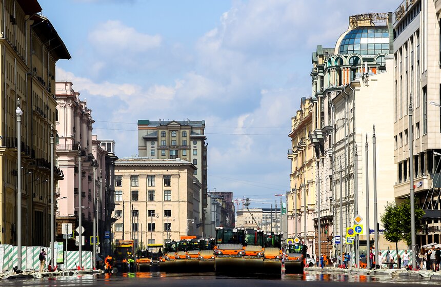 Новый асфальт начали укладывать на Тверской улице 8 фото