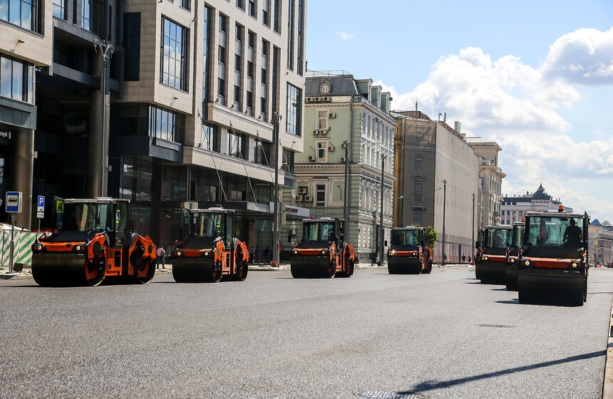 Новый асфальт начали укладывать на Тверской улице 7 фото
