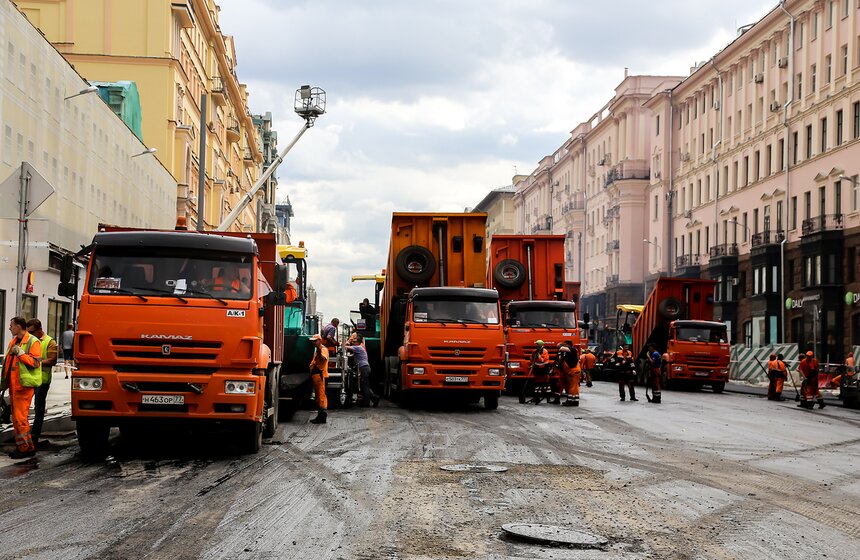 Новый асфальт начали укладывать на Тверской улице 21 фото