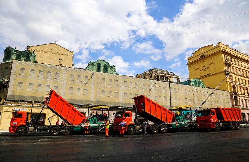 Новый асфальт начали укладывать на Тверской улице 15 фото