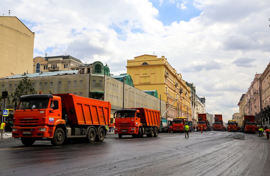 Новый асфальт начали укладывать на Тверской улице 16 фото