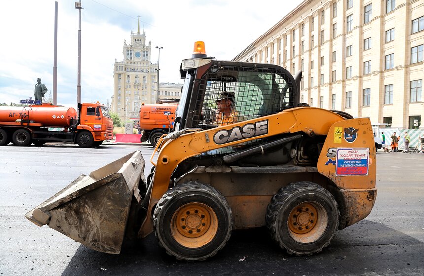 Новый асфальт начали укладывать на Тверской улице 19 фото