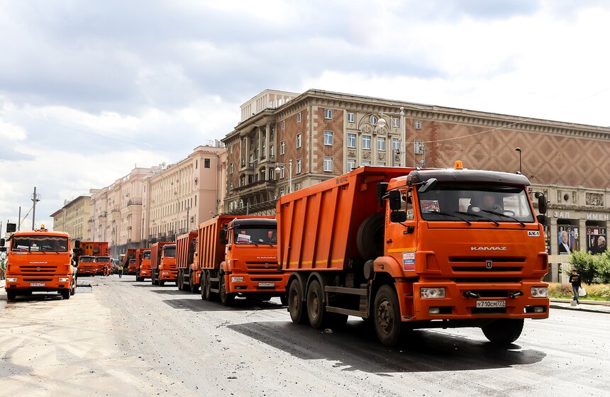 Новый асфальт начали укладывать на Тверской улице 18 фото