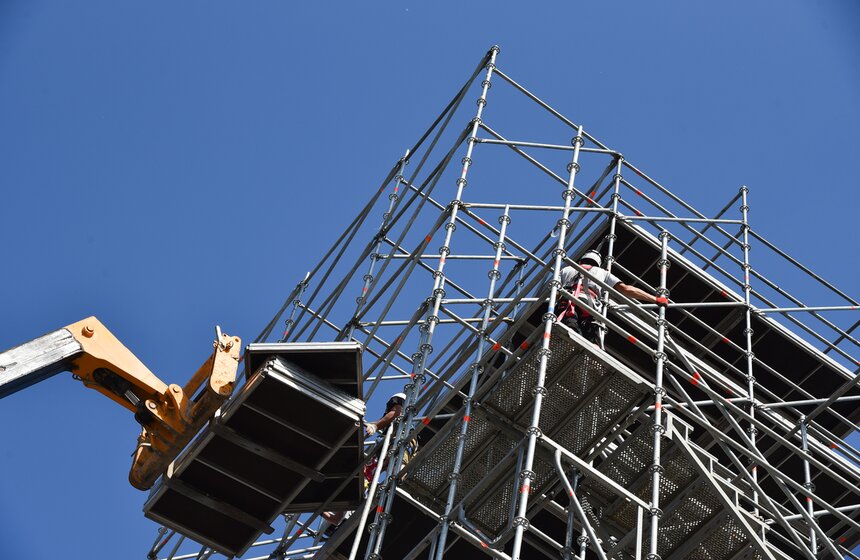 Начался монтаж сцены для фестиваля "Спасская башня" 12 фото