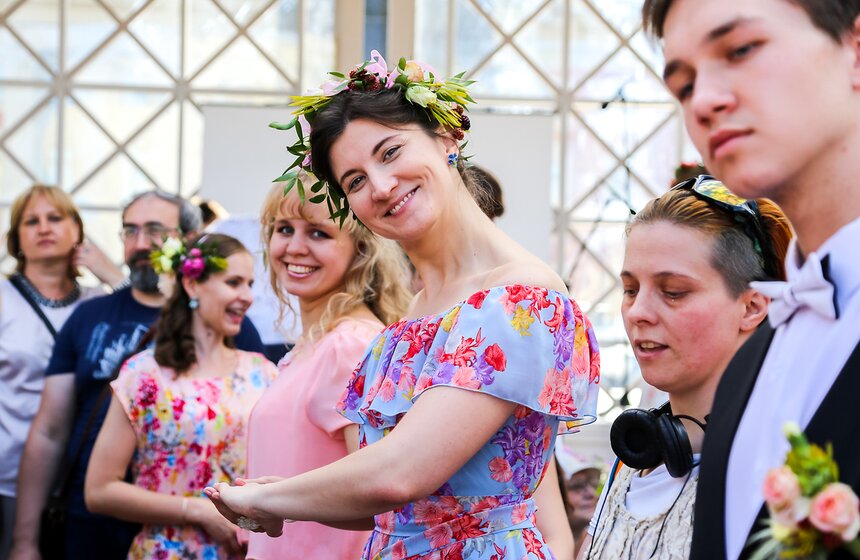 Цветочный бал состоялся на Тверской площади 15 фото