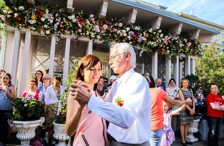 Цветочный бал состоялся на Тверской площади 19 фото