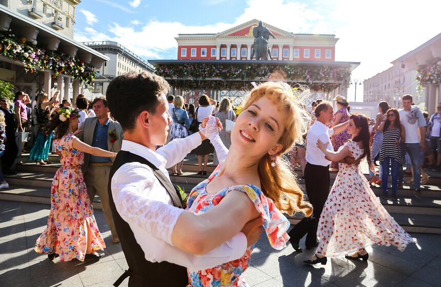 Цветочный бал состоялся на Тверской площади 18 фото