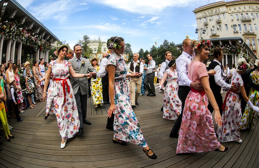 Цветочный бал состоялся на Тверской площади 3 фото