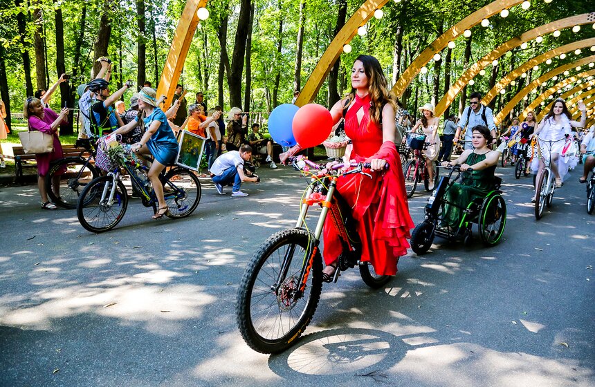 Парад "Леди на велосипеде" прошел в "Сокольниках" 24 фото