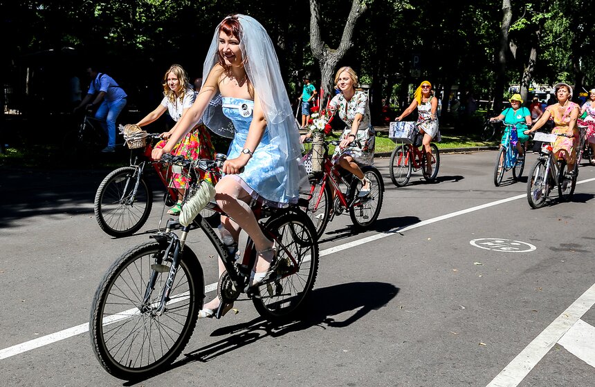 Парад "Леди на велосипеде" прошел в "Сокольниках" 27 фото