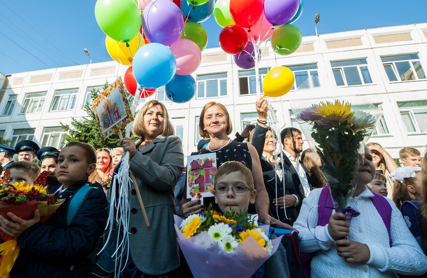 Праздничная линейка в школе "Протон" 11 фото