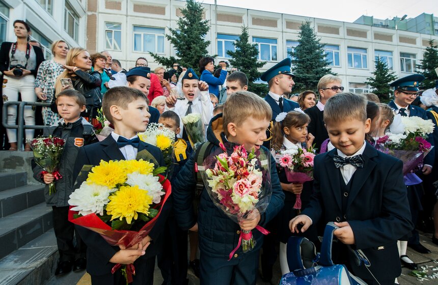Праздничная линейка в школе "Протон" 13 фото