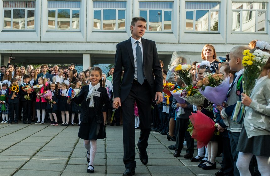 Праздничная линейка в школе "Протон" 12 фото