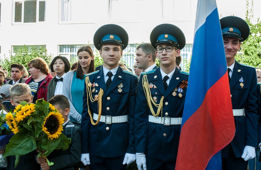 Праздничная линейка в школе "Протон" 1 фото