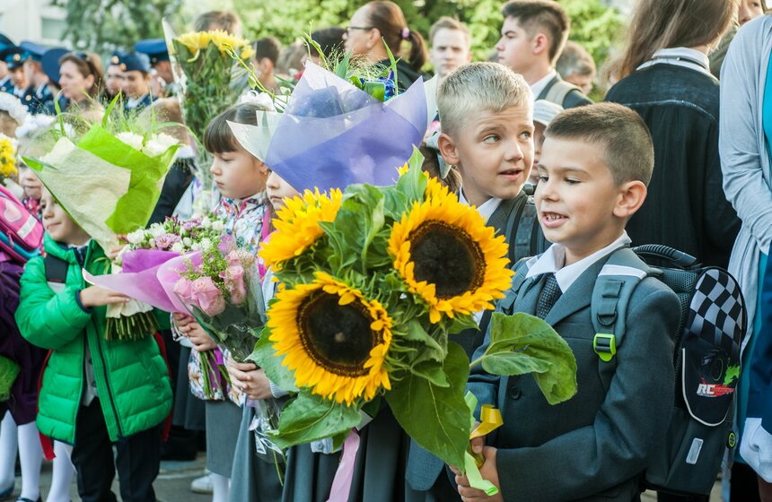 Праздничная линейка в школе "Протон" 3 фото