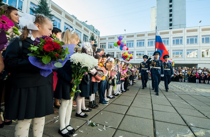 Праздничная линейка в школе "Протон" 4 фото