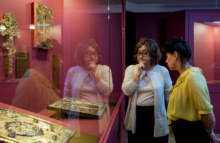 Директор Третьяковской галереи Зельфира Трегулова перед витриной со старинными московскими иконами