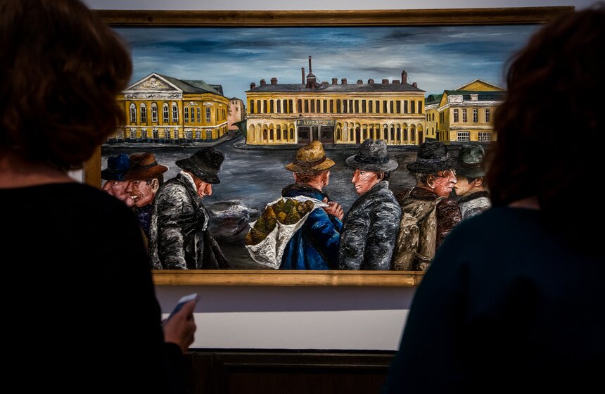 Посетители перед картиной Натальи Нестеровой в экспозиции выставки