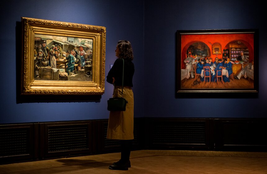 Одним из шедевров экспозиции стала картина Бориса Кустодиева "Московский трактир" (справа)