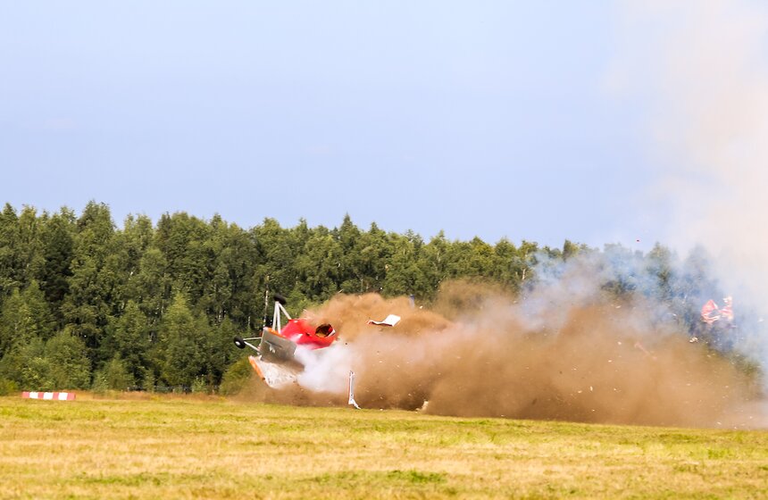 Ан-2 упал во время демонстрационного полета в Балашихе 12 фото