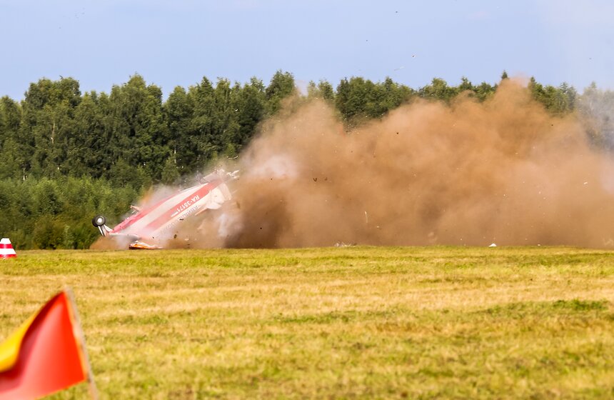 Ан-2 упал во время демонстрационного полета в Балашихе 13 фото