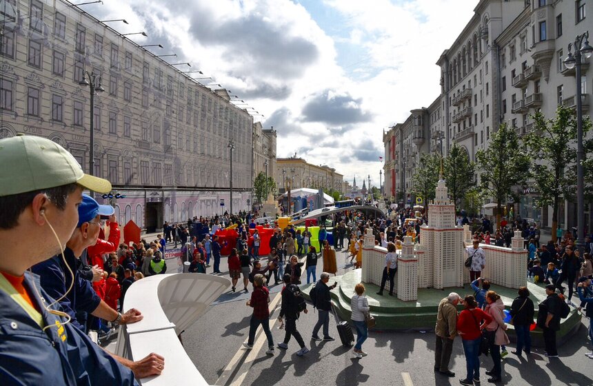 Москвичи и гости столицы с удовольствием прогуливаются по пешеходным улицам в центре Москвы