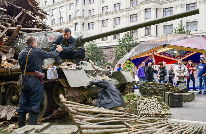 Танк, "Салют-7" и солисты Большого. Что происходит на Тверской? 2 фото