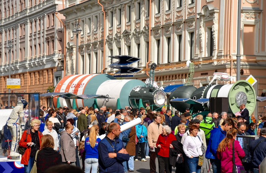 Немало интереса у празднующих вызывает выставка, посвященная космосу, разместившаяся прямо на Тверской