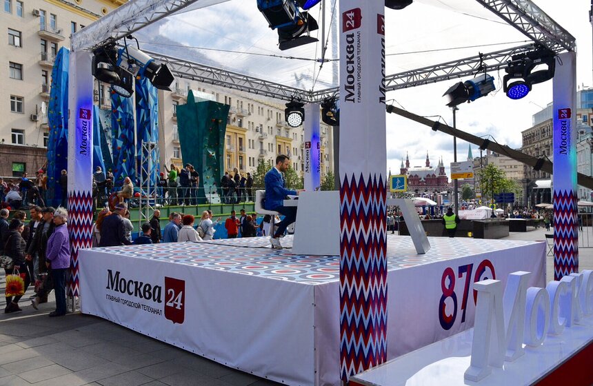 Танк, "Салют-7" и солисты Большого. Что происходит на Тверской? 8 фото