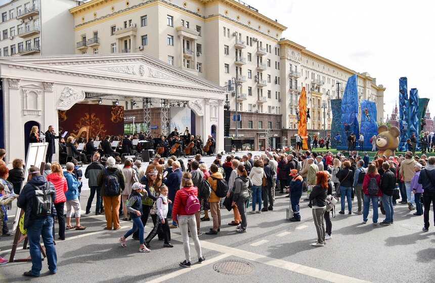 Танк, "Салют-7" и солисты Большого. Что происходит на Тверской? 7 фото