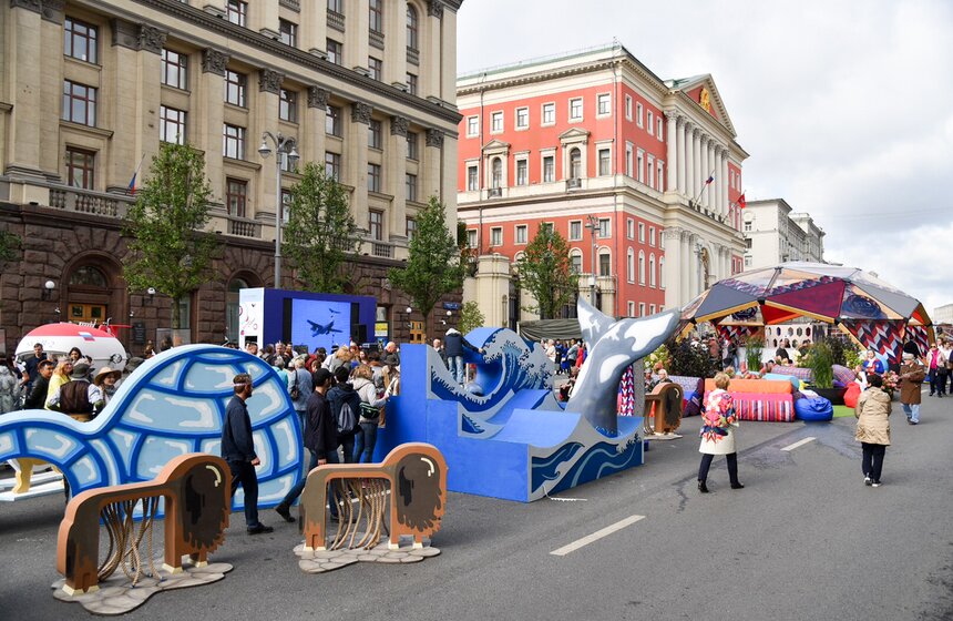 Танк, "Салют-7" и солисты Большого. Что происходит на Тверской? 6 фото