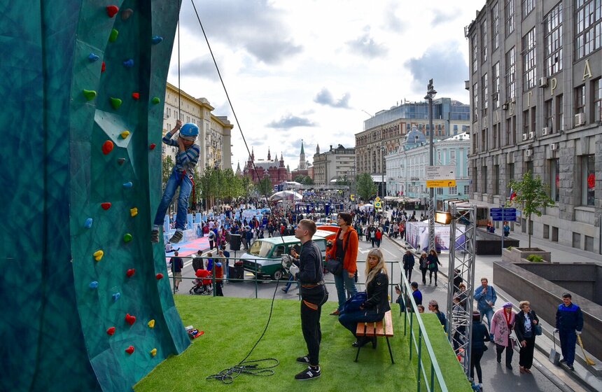 Танк, "Салют-7" и солисты Большого. Что происходит на Тверской? 11 фото