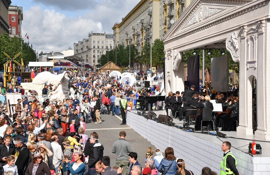 Танк, "Салют-7" и солисты Большого. Что происходит на Тверской? 10 фото