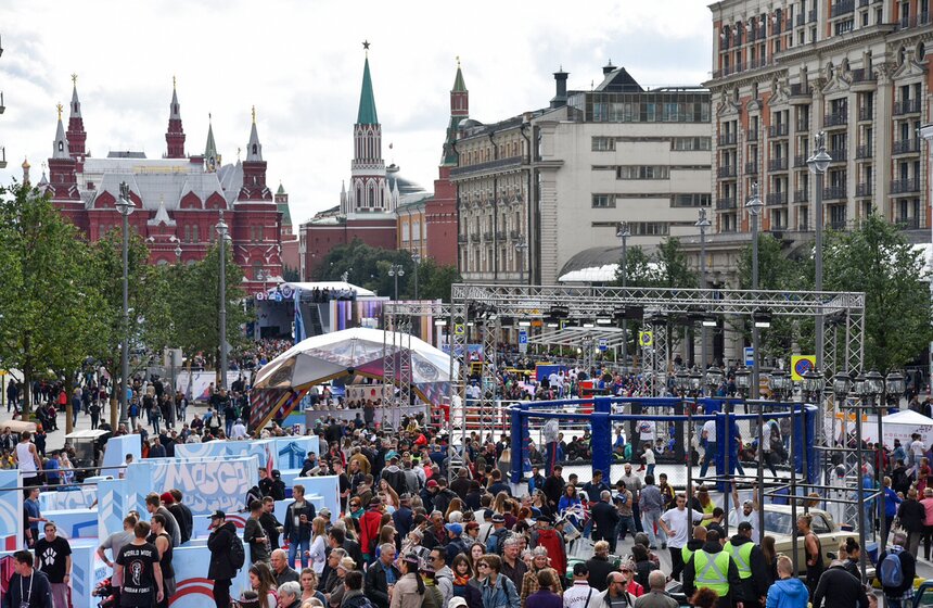 Танк, "Салют-7" и солисты Большого. Что происходит на Тверской? 9 фото