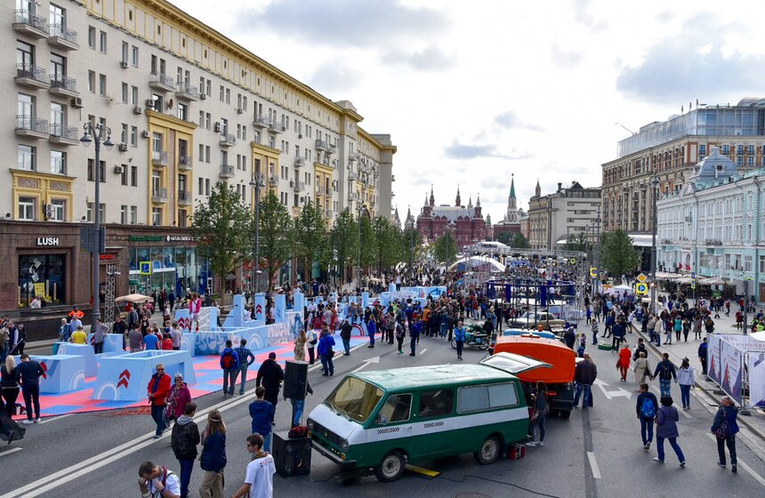 Танк, "Салют-7" и солисты Большого. Что происходит на Тверской? 12 фото