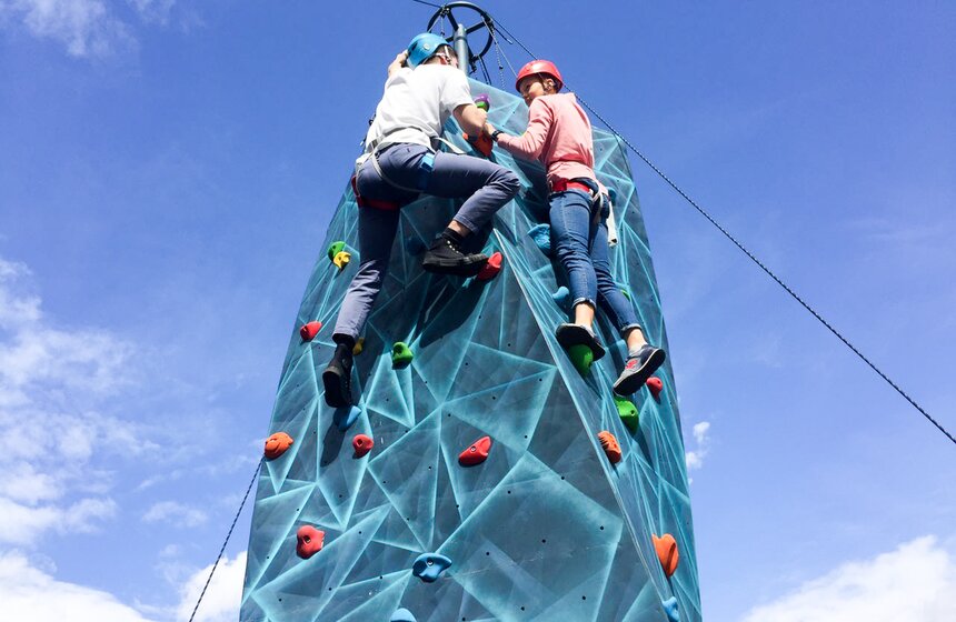 Большинство участников добралось до вершины, некоторые даже успевали пообщаться с журналистами в процессе восхождения.