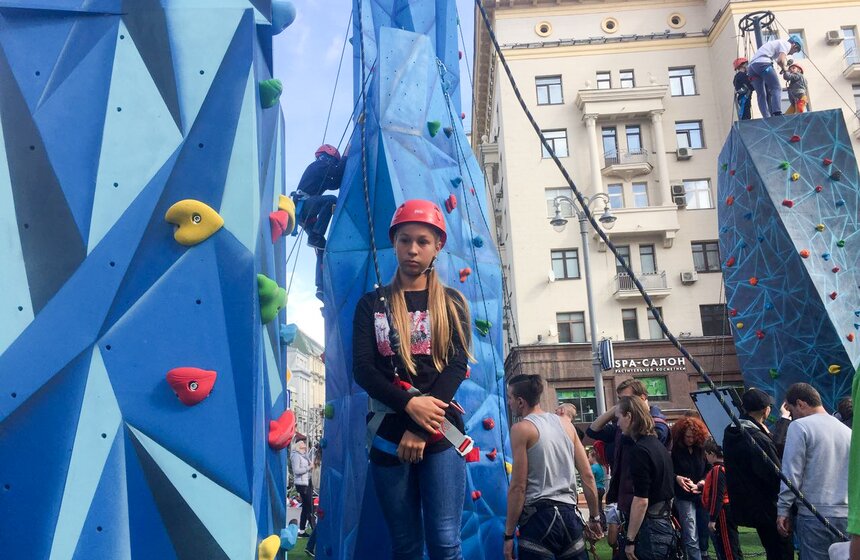 Безопасность обеспечивают специально обученные люди и прочно закрепленные веревки.