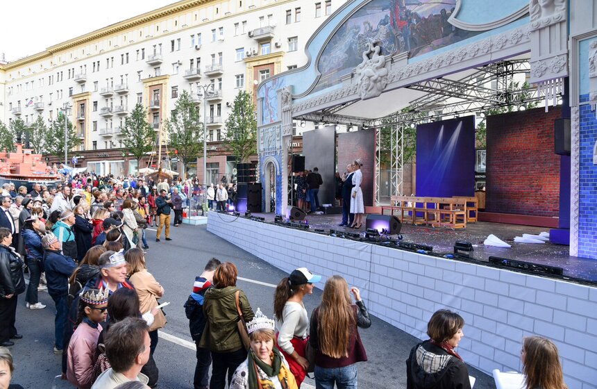 Танк, "Салют-7" и солисты Большого. Что происходит на Тверской? 14 фото