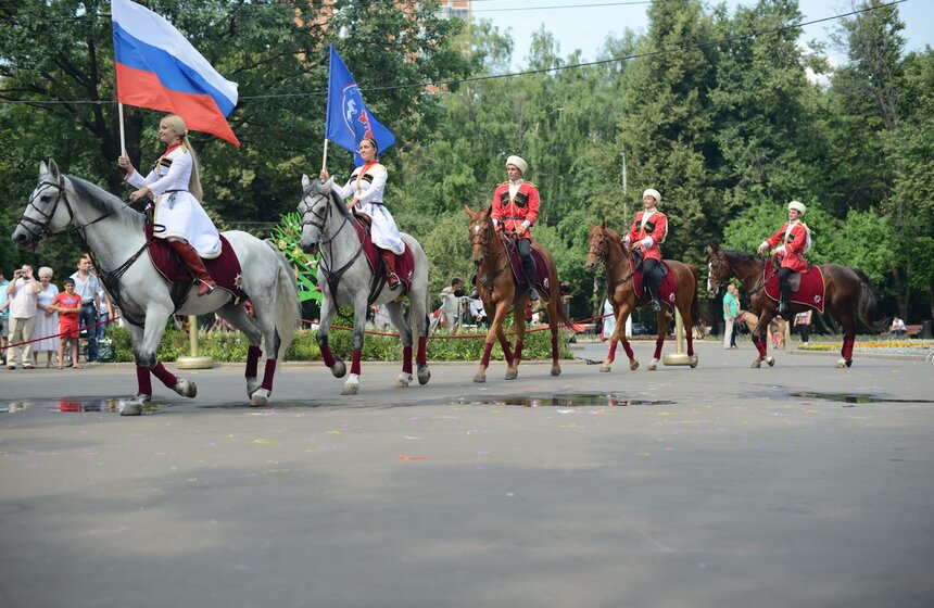 В Измайловском и Перовском парках состоялось конное шоу 7 фото
