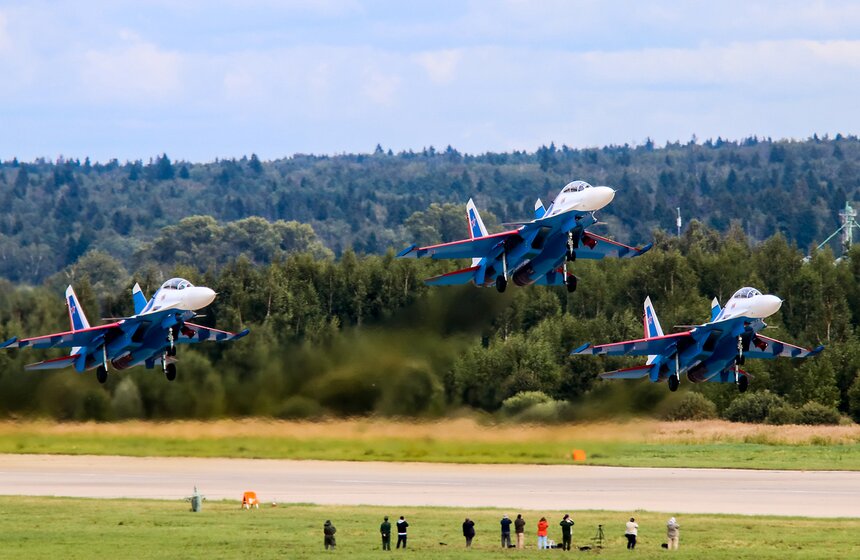 На авиабазе Кубинка прошли полеты пилотажных групп 22 фото