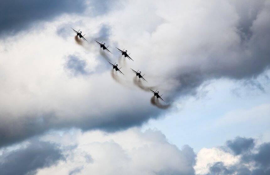 На авиабазе Кубинка прошли полеты пилотажных групп 33 фото