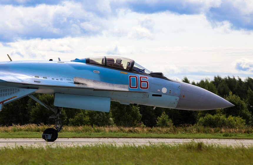 На авиабазе Кубинка прошли полеты пилотажных групп 7 фото