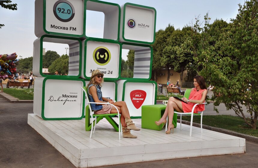 Юлия Ковальчук в летней студии канала "Москва 24" 5 фото