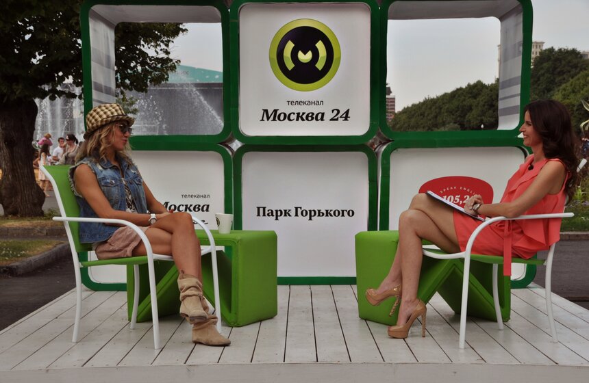 Юлия Ковальчук в летней студии канала "Москва 24" 10 фото