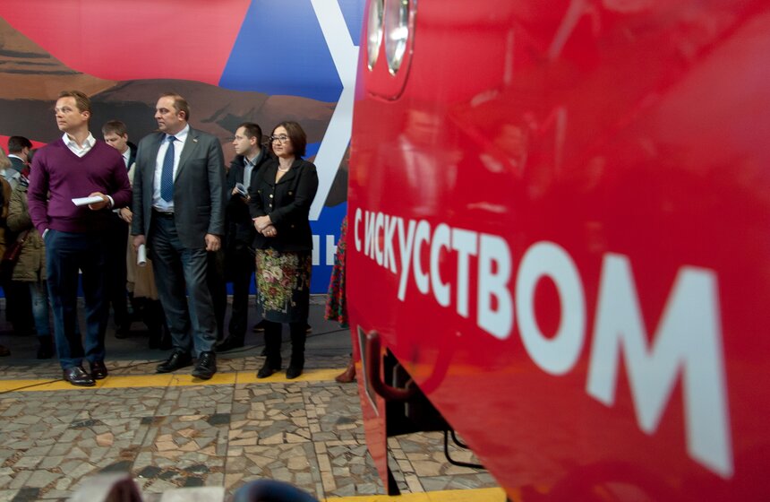 Запуск поезда с русской живописью в столичном метро 8 фото