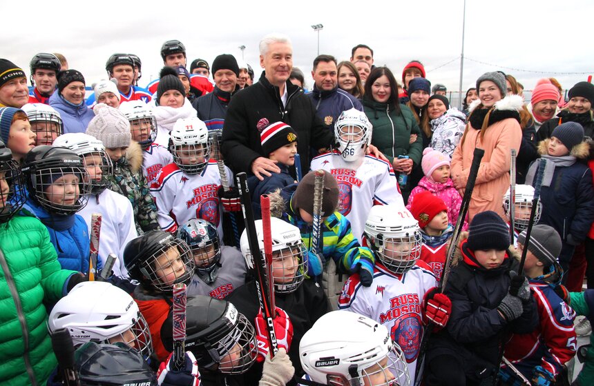 Сергей Собянин осмотрел каток в районе Братеево 13 фото
